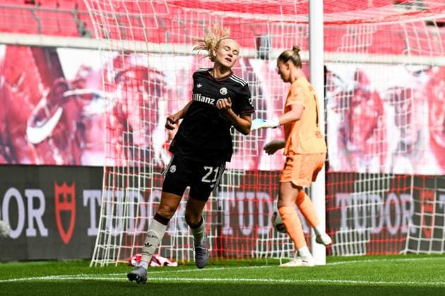 Fußball I Frauen I Saison 2025-2026 I Bundesliga I 2. Spieltag I RB Leipzig - FC Bayern München I 14.09.2025 Pernille Harder (21, FC Bayern München) hat die Augen geschlossen und dreht vor dem Leipziger Tor ab. Freisteller, Nahaufnahme, Porträt, Portrait, Einzelfoto, Einzelbild, Körper Leipzig Red Bull Arena Sachsen Deutschland Copyright: xLobeca InesxHähnelx