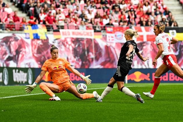 Fußball I Frauen I Saison 2025-2026 I Bundesliga I 2. Spieltag I RB Leipzig - FC Bayern München I 14.09.2025 Elvira Johanna Herzog (1, Rasenballsport Leipzig) hält einen Torschuss von Pernille Harder (21, FC Bayern München) Leipzig Red Bull Arena Sachsen Deutschland Copyright: xLobeca InesxHähnelx