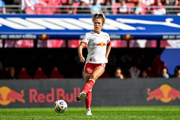 Fußball I Frauen I Saison 2025-2026 I Bundesliga I 2. Spieltag I RB Leipzig - FC Bayern München I 14.09.2025 Sandra Starke (13, Rasenballsport Leipzig) spielt den Ball Freisteller, Nahaufnahme, Porträt, Portrait, Einzelfoto, Einzelbild, Körper Leipzig Red Bull Arena Sachsen Deutschland Copyright: xLobeca InesxHähnelx