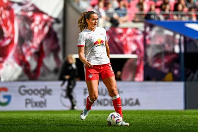 Fußball I Frauen I Saison 2025-2026 I Bundesliga I 2. Spieltag I RB Leipzig - FC Bayern München I 14.09.2025 Andrea Norheim (3, Rasenballsport Leipzig) spielt den Ball Freisteller, Nahaufnahme, Porträt, Portrait, Einzelfoto, Einzelbild, Körper Leipzig Red Bull Arena Sachsen Deutschland Copyright: xLobeca InesxHähnelx