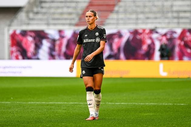 Fußball I Frauen I Saison 2025-2026 I Bundesliga I 2. Spieltag I RB Leipzig - FC Bayern München I 14.09.2025 Klara Bühl (17, FC Bayern München) Freisteller, Nahaufnahme, Porträt, Portrait, Einzelfoto, Einzelbild, Körper Leipzig Red Bull Arena Sachsen Deutschland Copyright: xLobeca InesxHähnelx