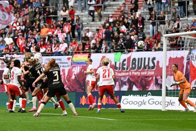 Fußball I Frauen I Saison 2025-2026 I Bundesliga I 2. Spieltag I RB Leipzig - FC Bayern München I 14.09.2025 Entstehung Tor zum 3:0 für FC Bayern München nach einer Ecke von Klara Bühl (17, FC Bayern München), rechts Elvira Johanna Herzog (1, Rasenballsport Leipzig) Leipzig Red Bull Arena Sachsen Deutschland Copyright: xLobeca InesxHähnelx