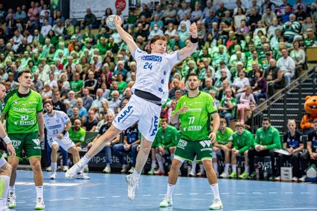Handball Bundesliga; HSG Wetzlar - TBV Lemgo Lippe, 14.09.25 Joel Willecke (TBV Lemgo Lippe, 24), Josip Simic (HSG Wetzlar, 10), Stefan Cavor (HSG Wetzlar, 77) Handball Bundesliga; HSG Wetzlar - TBV Lemgo Lippe: Wetzlar, 14.09.25 Copyright: xBEAUTIFULxSPORTS Roeczeyx