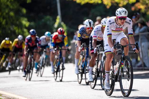 September 14, 2025, Montreal, Qc, Canada: Tadej Pogacar, of Slovenia, riding for UAE team Emirates, right, rides in front of the pack during the UCI Montreal Grand Prix Cycling race in Montreal on Sunday, Sept. 14, 2025. Montreal Canada  - ZUMAc35_ 20250914_zaf_c35_121 Copyright: xChristopherxKatsarovx Canada News - September 14, 2025  - ZUMA0833 0833710759st Copyright: xIMAGO ChristopherxKatsarovx