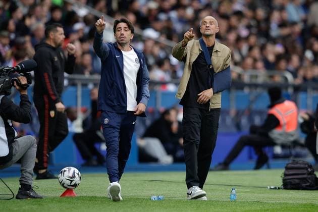 2025.09.14 Paris Saint Germain - RC Lens v.,l., co-Trainer Rafel Pol und Coach, Trainer Luis Enrique (Paris Saint-Germain) verletz am Schlüsselbein an der Seitenlinie, gibt Anweisungen, gestikuliert, mit den Armen gestikulieren gives instructions, gesticulate. Copyright: AntonioxBorga