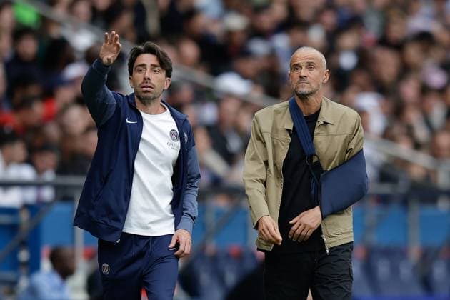 2025.09.14 Paris Saint Germain - RC Lens v.,l., co-Trainer Rafel Pol und Coach, Trainer Luis Enrique (Paris Saint-Germain) verletz am Schlüsselbein an der Seitenlinie, gibt Anweisungen, gestikuliert, mit den Armen gestikulieren gives instructions, gesticulate. Copyright: AntonioxBorga
