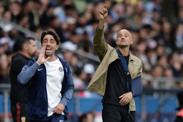 2025.09.14 Paris Saint Germain - RC Lens v.,l., co-Trainer Rafel Pol und Coach, Trainer Luis Enrique (Paris Saint-Germain) verletz am Schlüsselbein an der Seitenlinie, gibt Anweisungen, gestikuliert, mit den Armen gestikulieren gives instructions, gesticulate. Copyright: AntonioxBorga