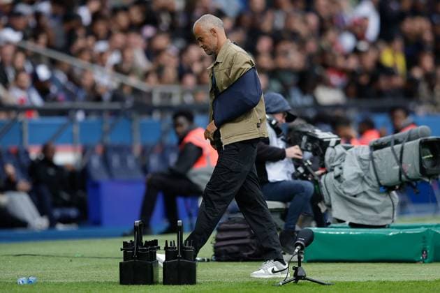 2025.09.14 Paris Saint Germain - RC Lens v.,l., Trainer Luis Enrique (Paris Saint-Germain) verletz am Schlüsselbein an der Seitenlinie, gibt Anweisungen, gestikuliert, mit den Armen gestikulieren gives instructions, gesticulate. Copyright: AntonioxBorga