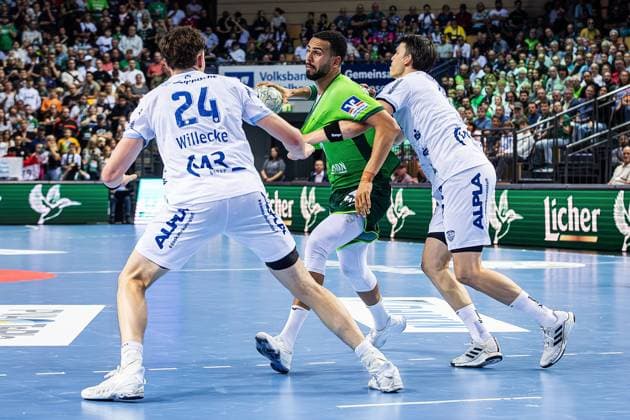 14.09.2025, xovx, Handball Daikin Handball Bundesliga, HSG Wetzlar - TBV Lemgo Lippe v.l. Joel Willecke (TBV Lemgo Lippe), Philipp Ahouansou (HSG Wetzlar), Frederik Simak (TBV Lemgo Lippe) Wetzlar Buderus-Arena Hessen Deutschland (DE)