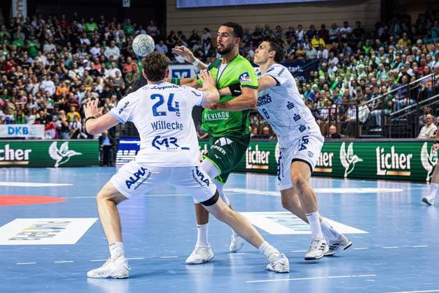 14.09.2025, xovx, Handball Daikin Handball Bundesliga, HSG Wetzlar - TBV Lemgo Lippe v.l. Joel Willecke (TBV Lemgo Lippe), Philipp Ahouansou (HSG Wetzlar), Frederik Simak (TBV Lemgo Lippe) Wetzlar Buderus-Arena Hessen Deutschland (DE)