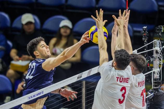 (250915) -- QUEZON CITY, Sept. 15, 2025 -- Mohamed Garwash (L) of Libya spikes the ball during the pool G match between T¨¹rkiye and Libya at the FIVB Men s World Championship, WM, Weltmeisterschaft 2025 in Quezon City, the Philippines, on Sept. 15, 2025. ) (SP)THE PHILIPPINES-QUEZON CITY-VOLLEYBALL-FIVB MEN S WORLD CHAMPIONSHIP 2025-TUR VS LIB RouellexUmali 