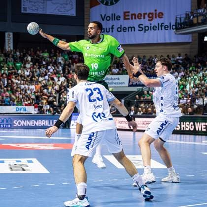 14.09.2025, xovx, Handball Daikin Handball Bundesliga, HSG Wetzlar - TBV Lemgo Lippe v.l. Tim Suton (TBV Lemgo Lippe), Philipp Ahouansou (HSG Wetzlar), Joel Willecke (TBV Lemgo Lippe) Wetzlar Buderus-Arena Hessen Deutschland (DE)