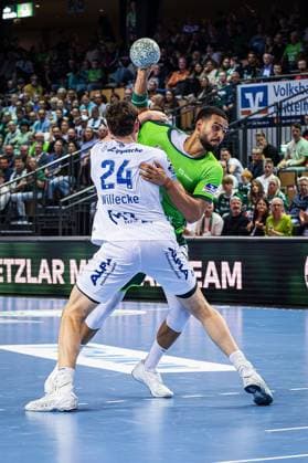 14.09.2025, xovx, Handball Daikin Handball Bundesliga, HSG Wetzlar - TBV Lemgo Lippe v.l. Joel Willecke (TBV Lemgo Lippe), Philipp Ahouansou (HSG Wetzlar) Wetzlar Buderus-Arena Hessen Deutschland (DE)