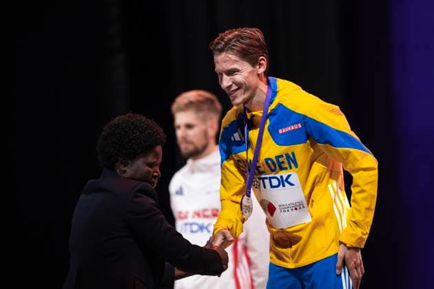 250915 Andreas Almgren of Sweden recevies this bronze medal for his third place at the medal ceremony for the men s 10000 meters final during day 3 of the 2025 World Athletics Championships on September 15, 2025 in Tokyo. Photo: Joel Marklund BILDBYRAN kod JM JM0731 bbeng friidrott athletics friidrett 2025 world athletics championships world athletics championships tokyo 25 friidrotts-vm friidretts-vm vm sverige jubel Copyright: JOELxMARKLUND BB250915JM055