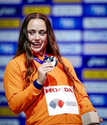 TOKYO Jorinde van Klinken with her silver medal during the medal ceremony for the discus throw at the World Athletics Championships in Japan. ANP ROBIN VAN LONKHUIJSEN xVIxANPxSportx xxANPxIVx 536315122 originalFilename: 536315122.jpg