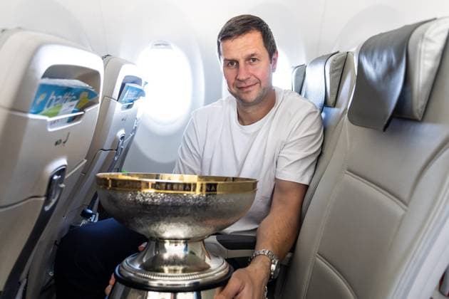 GER, Eurobasket 2025, Basketball Europameisterschaft, Heimreise und Empfang in Frankfurt 15.09.2025, ING Bank, Frankfurt, GER, Eurobasket 2025, Basketball Europameisterschaft, Heimreise und Empfang in Frankfurt Alan Ibrahimagic (Assitenztrainer, Deutschland) mit dem Pokal Â Foto Alexander Trienitz nordphoto GmbH *** GER, Eurobasket 2025, European Basketball Championship, journey home and reception in Frankfurt 15 09 2025, ING Bank, Frankfurt, GER, Eurobasket 2025, European Basketball Championship, journey home and reception in Frankfurt Alan Ibrahimagic assistant coach, Germany with the trophy Â Photo Alexander Trienitz nordphoto GmbH nordphotoxGmbHx xTrienitz nph00051