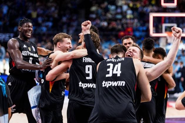 FIBA EuroBasket 2025: Gold Türkei - Deutschland; 14.09.2025 Jubel, Deutschland ist Europameister 2025, Gold Leon Kratzer (Deutschland, 34) umarmt Andreas Obst (Deutschland, 42) FIBA EuroBasket 2025: Gold Türkei - Deutschland; Riga, Arena Riga am 14.09.2025 Copyright: xBEAUTIFULxSPORTS Wunderlx
