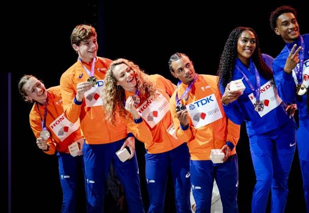 TOKYO Femke Bol, Jonas Phijffers, Lieke Klaver, and Eugene Omalla with their silver medals during the medal ceremony for the 4x400-meter mixed relay at the World Athletics Championships in Japan. ANP ROBIN VAN LONKHUIJSEN xVIxANPxSportx xxANPxIVx 536316161 originalFilename: 536316161.jpg