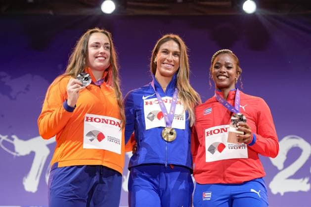 Athletics: World championships in Tokyo Gold medalist Valarie Allman of the United States poses on the podium during the medal ceremony for the women s discus throw event at the World Athletics Championships at the National Stadium in Tokyo on Sept. 15, 2025, alongside silver medalist Jorinde van Klinken (L) of the Netherlands and bronze medalist Silinda Morales of Cuba.  A14AA0004851321P