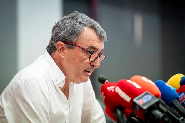 El director de La Vuelta, Javier Guillén, comparece tras las protestas pro-Palestina en Madrid El director de La Vuelta Ciclista a Espana, Javier Guillén, durante una rueda de prensa, tras finalizar la Vuelta Ciclista a Espana 2025, en Madrid (Espana). Javier Guillén ha comparecido para pronunciarse sobre lo ocurrido durante los últimos días en La Vuelta, y tras los incidentes en Madrid que obligó a parar la ronda espanola. Desde el pasado 3 de septiembre, cuando La Vuelta pasó por Bilbao, se han venido sucediendo en diferentes puntos de la carrera protestas propalestinas y en contra de la participación del equipo israelí en la competición. Las protestas culminaron ayer en Madrid, obligando a cancelar la última etapa de La Vuelta a Espana por motivos de seguridad, tras graves incidentes e invasión del recorrido por los manifestantes. La ceremonia de podio también se suspendió y el episodio dejó una huella inédita en el cierre de la ronda espanola. 15 SEPTIEMBRE 2025;LA VUELTA;DEPORTE;CICLISMO A. Pé Madrid Madrid Espana Copyright: xA.xPÃ rezxMecax 6955892