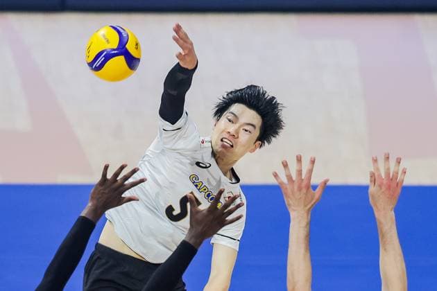 (250915) -- QUEZON CITY, Sept. 15, 2025 -- Otsuka Tatsunori of Japan competes against players of Canada during the pool G match between Canada and Japan at the FIVB Men s World Championship, WM, Weltmeisterschaft 2025 in Quezon City, the Philippines, on Sept. 15, 2025. ) (SP) THE PHILIPPINES-QUEZON CITY-FIVB MEN S WORLD CHAMPIONSHIP 2025-CAN VS JPN ROUELLExUMALI 