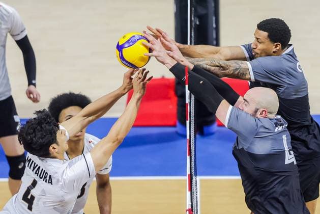 (250915) -- QUEZON CITY, Sept. 15, 2025 -- Miyaura Kento (front L) competes against players of Canada during the pool G match between Canada and Japan at the FIVB Men s World Championship, WM, Weltmeisterschaft 2025 in Quezon City, the Philippines, on Sept. 15, 2025. ) (SP) THE PHILIPPINES-QUEZON CITY-FIVB MEN S WORLD CHAMPIONSHIP 2025-CAN VS JPN ROUELLExUMALI 
