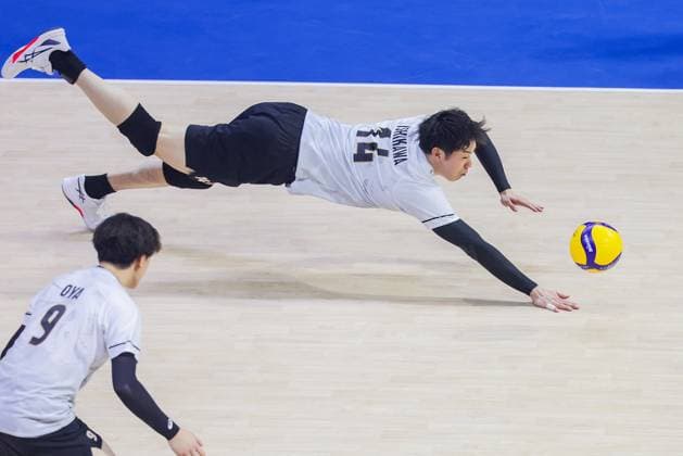 (250915) -- QUEZON CITY, Sept. 15, 2025 -- Ishikawa Yuki (back) attempts to save the ball during the pool G match between Canada and Japan at the FIVB Men s World Championship, WM, Weltmeisterschaft 2025 in Quezon City, the Philippines, on Sept. 15, 2025. ) (SP) THE PHILIPPINES-QUEZON CITY-FIVB MEN S WORLD CHAMPIONSHIP 2025-CAN VS JPN ROUELLExUMALI 