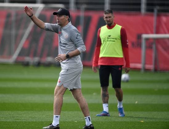 15.09.2025, xophax, Fussball 1.Bundesliga Bayer 04 Leverkusen Saison 2025 2026 Bayer 04 Leverkusen , Training Trainer Kasper Hjulmand mit Robert Andrich , rechts Leverkusen