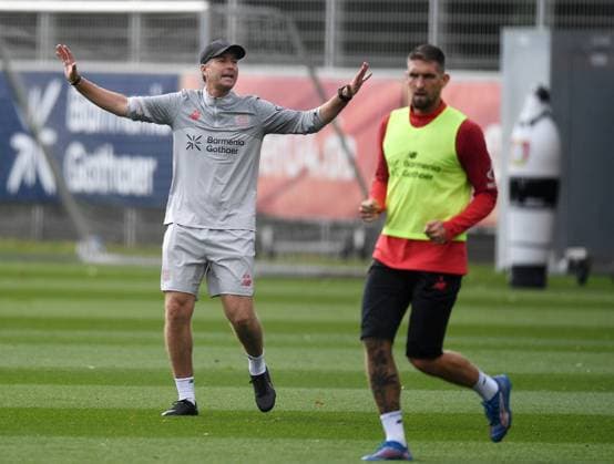 15.09.2025, xophax, Fussball 1.Bundesliga Bayer 04 Leverkusen Saison 2025 2026 Bayer 04 Leverkusen , Training Trainer Kasper Hjulmand mit Robert Andrich , rechts Leverkusen