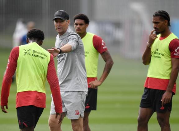 15.09.2025, xophax, Fussball 1.Bundesliga Bayer 04 Leverkusen Saison 2025 2026 Bayer 04 Leverkusen , Training Trainer Kasper Hjulmand Mitte mit v. links Ernest Poku , Jarell Quansah und Loic Bade ( alle Bayer 04 ) Leverkusen