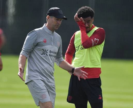 15.09.2025, xophax, Fussball 1.Bundesliga Bayer 04 Leverkusen Saison 2025 2026 Bayer 04 Leverkusen , Training Trainer Kasper Hjulmand mit Malik Tillman, rechts. Leverkusen