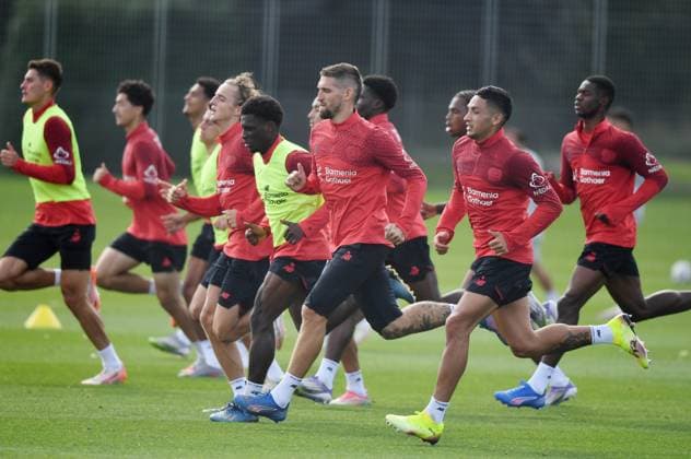 15.09.2025, xophax, Fussball 1.Bundesliga Bayer 04 Leverkusen Saison 2025 2026 Bayer 04 Leverkusen , Training Laufeinheit v.l.n. rechts ; Patrick Schick, Ferdinand Pohl , Ernest Poku, Robert Andrich, Ezequiel Fernandez , Christian Fofane Leverkusen