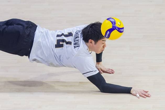 (250915) -- QUEZON CITY, Sept. 15, 2025 -- Ishikawa Yuki attempts to save the ball during the pool G match between Canada and Japan at the FIVB Men s World Championship, WM, Weltmeisterschaft 2025 in Quezon City, the Philippines, on Sept. 15, 2025. ) (SP) THE PHILIPPINES-QUEZON CITY-FIVB MEN S WORLD CHAMPIONSHIP 2025-CAN VS JPN ROUELLExUMALI 