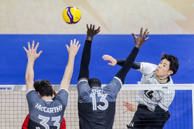 (250915) -- QUEZON CITY, Sept. 15, 2025 -- Ishikawa Yuki (R) of Japan competes against players of Canada during the pool G match between Canada and Japan at the FIVB Men s World Championship, WM, Weltmeisterschaft 2025 in Quezon City, the Philippines, on Sept. 15, 2025. ) (SP) THE PHILIPPINES-QUEZON CITY-FIVB MEN S WORLD CHAMPIONSHIP 2025-CAN VS JPN ROUELLExUMALI 