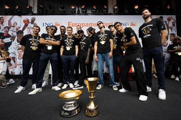 GER, Die Spieler um Dennis Schröder (Deutschland) feiern den Sieg beim Empfang. Nach dem Sieg gegen die Türkei bei der Basketball-Europameisterschaft wurden die deutschen Basketballer in Frankfurt von rund 1000 Fans empfangen, 15.09.2025. Deutsche Basketballer nach EM-Sieg in Frankfurt empfangen Frankfurt am Main Copyright: xEibner-Pressefoto FlorianxWiegandx EP_FWD