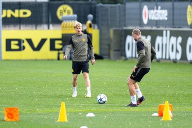 15.09.2025, Abschlusstraining zum UEFA Champions League Spiel zwischen Juventus Turin und Borussia Dortmund, v. l. Daniel Svensson (Borussia Dortmund), Julian Ryerson (Borussia Dortmund), Dortmund Trainingsgelände Borussia Dortmund NRW Deutschland xRHR-FOTO DEx Copyright: DennisxEwert RHR-FOTOx RHR-FOTO DE