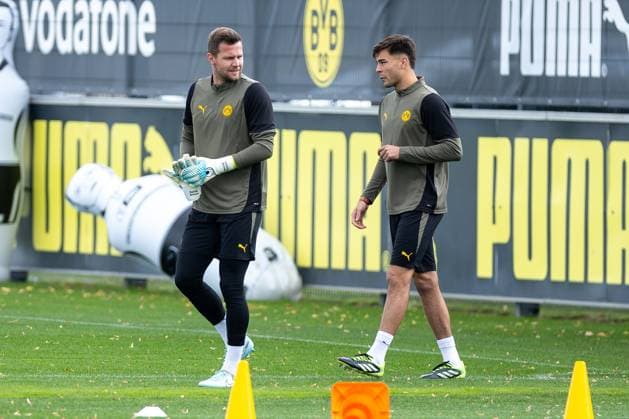 15.09.2025, Abschlusstraining zum UEFA Champions League Spiel zwischen Juventus Turin und Borussia Dortmund, v. l. Torwart Patrick Drewes (Borussia Dortmund), Aaron Anselmino (Borussia Dortmund), Dortmund Trainingsgelände Borussia Dortmund NRW Deutschland xRHR-FOTO DEx Copyright: DennisxEwert RHR-FOTOx RHR-FOTO DE