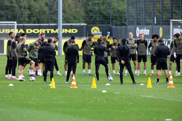 15.09.2025, Abschlusstraining zum UEFA Champions League Spiel zwischen Juventus Turin und Borussia Dortmund, Die Spieler des BVB stehen zusammen, Dortmund Trainingsgelände Borussia Dortmund NRW Deutschland xRHR-FOTO DEx Copyright: DennisxEwert RHR-FOTOx RHR-FOTO DE