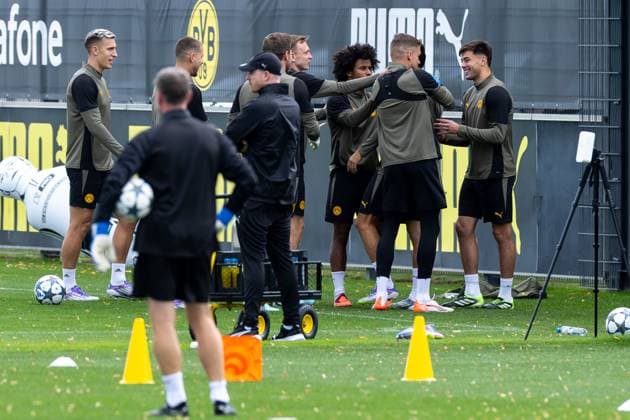15.09.2025, Abschlusstraining zum UEFA Champions League Spiel zwischen Juventus Turin und Borussia Dortmund, v. l. Nico Schlotterbeck (Borussia Dortmund), Waldemar Anton (Borussia Dortmund), Torwart Patrick Drewes (Borussia Dortmund), Maximilian Beier (Borussia Dortmund), Karim Adeyemi (Borussia Dortmund), Torwart Alexander Meyer (Borussia Dortmund), Aaron Anselmino (Borussia Dortmund) lachen, Dortmund Trainingsgelände Borussia Dortmund NRW Deutschland xRHR-FOTO DEx Copyright: DennisxEwert RHR-FOTOx RHR-FOTO DE