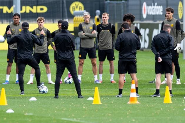 15.09.2025, Abschlusstraining zum UEFA Champions League Spiel zwischen Juventus Turin und Borussia Dortmund, v. l. Filipo Mane (Borussia Dortmund), Cole Campbell (Borussia Dortmund), Yan Couto (Borussia Dortmund), üNico Schlotterbeck (Borussia Dortmund), Maximilian Beier (Borussia Dortmund), Karim Adeyemi (Borussia Dortmund), Torwart Silas Ostrzinski (Borussia Dortmund), Dortmund Trainingsgelände Borussia Dortmund NRW Deutschland xRHR-FOTO DEx Copyright: DennisxEwert RHR-FOTOx RHR-FOTO DE