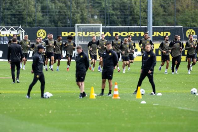 15.09.2025, Abschlusstraining zum UEFA Champions League Spiel zwischen Juventus Turin und Borussia Dortmund, Die Spieler des BVB laufen sich warm, Dortmund Trainingsgelände Borussia Dortmund NRW Deutschland xRHR-FOTO DEx Copyright: DennisxEwert RHR-FOTOx RHR-FOTO DE