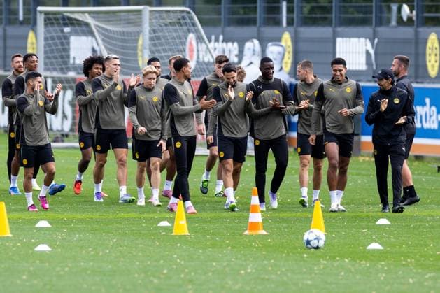 15.09.2025, Abschlusstraining zum UEFA Champions League Spiel zwischen Juventus Turin und Borussia Dortmund, v. l. Die Spieler des BVB klatschen, Dortmund Trainingsgelände Borussia Dortmund NRW Deutschland xRHR-FOTO DEx Copyright: DennisxEwert RHR-FOTOx RHR-FOTO DE