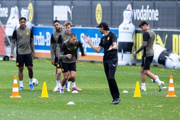 15.09.2025, Abschlusstraining zum UEFA Champions League Spiel zwischen Juventus Turin und Borussia Dortmund, v. l. Filipo Mane (Borussia Dortmund), Yan Couto (Borussia Dortmund), Cole Campbell (Borussia Dortmund), Waldemar Anton (Borussia Dortmund), Athletiktrainer Marcelo Martins (Borussia Dortmund), Aaron Anselmino (Borussia Dortmund), Dortmund Trainingsgelände Borussia Dortmund NRW Deutschland xRHR-FOTO DEx Copyright: DennisxEwert RHR-FOTOx RHR-FOTO DE