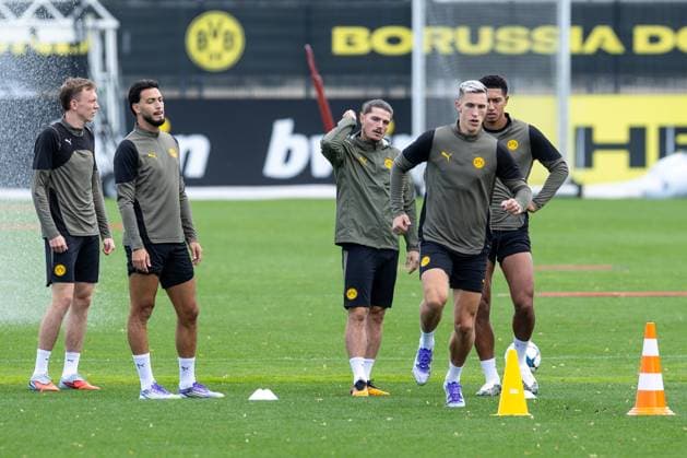 15.09.2025, Abschlusstraining zum UEFA Champions League Spiel zwischen Juventus Turin und Borussia Dortmund, v. l. Maximilian Beier (Borussia Dortmund), Ramy Bensebaini (Borussia Dortmund), Marcel Sabitzer (Borussia Dortmund), Nico Schlotterbeck (Borussia Dortmund), Jobe Bellingham (Borussia Dortmund), Dortmund Trainingsgelände Borussia Dortmund NRW Deutschland xRHR-FOTO DEx Copyright: DennisxEwert RHR-FOTOx RHR-FOTO DE