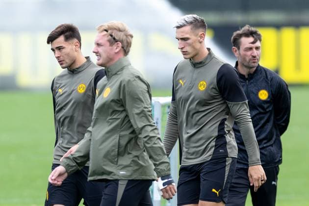 15.09.2025, Abschlusstraining zum UEFA Champions League Spiel zwischen Juventus Turin und Borussia Dortmund, v. l. Aaron Anselmino (Borussia Dortmund), Julian Brandt (Borussia Dortmund), Nico Schlotterbeck (Borussia Dortmund), Co-Trainer Robert Kovac (Borussia Dortmund), Dortmund Trainingsgelände Borussia Dortmund NRW Deutschland xRHR-FOTO DEx Copyright: DennisxEwert RHR-FOTOx RHR-FOTO DE