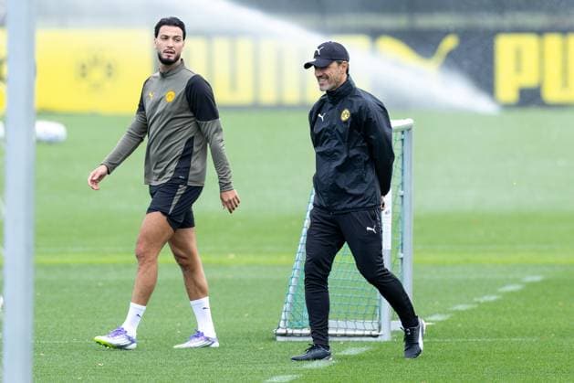 15.09.2025, Abschlusstraining zum UEFA Champions League Spiel zwischen Juventus Turin und Borussia Dortmund, v. l. Ramy Bensebaini (Borussia Dortmund), Trainer Niko Kovac (Borussia Dortmund), Dortmund Trainingsgelände Borussia Dortmund NRW Deutschland xRHR-FOTO DEx Copyright: DennisxEwert RHR-FOTOx RHR-FOTO DE