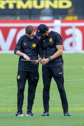 15.09.2025, Abschlusstraining zum UEFA Champions League Spiel zwischen Juventus Turin und Borussia Dortmund, v. l. Sportwissenschaftler Noah Tegatz (Borussia Dortmund), Athletiktrainer Marcelo Martins (Borussia Dortmund), Dortmund Trainingsgelände Borussia Dortmund NRW Deutschland xRHR-FOTO DEx Copyright: DennisxEwert RHR-FOTOx RHR-FOTO DE