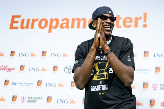 GER, Isaac Bonga (Deutschland) beim Empfang der deutsche Basketballer. Nach dem Sieg gegen die Türkei bei der Basketball-Europameisterschaft wurden die deutschen Basketballer in Frankfurt von rund 1000 Fans empfangen, 15.09.2025. Deutsche Basketballer nach EM-Sieg in Frankfurt empfangen Frankfurt am Main Copyright: xEibner-Pressefoto FlorianxWiegandx EP_FWD