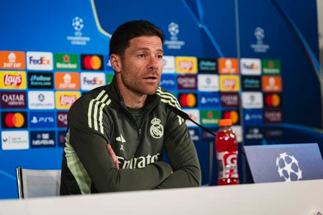 Real Madrid CF Training Session And press conference, PK, Pressekonferenz - UEFA Champions League 2025 26 League Phase MD1 Xabi Alonso, head coach of Real Madrid, is seen speaking in the press room during the Training Session and Press Conference ahead of the UEFA Champions League 2024 25 match against Olympique de Marseille at Ciudad Real Madrid on September 15, 2025 in Valdebebas, Spain. Valdebebas Ciudad Real Madrid Madrid Spain Copyright: xAlbertoxGardinx AGardin_20250915_Foot_Cha_ReaMad_Pc_0469