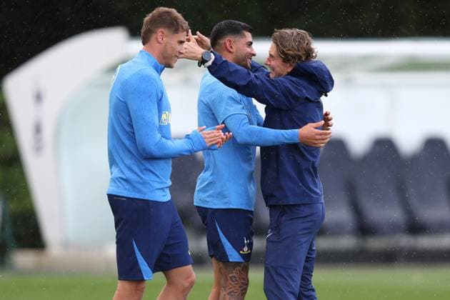 Tottenham Training 15 September 2025, Enfield - Tottenham Hotspur Training - Cristian Romero of Tottenham Hotspur hugs manager Thomas Frank - Photo: Charlotte Wilson Offside. Enfield UK Copyright: xCharlottexWilsonx xOffsidexOffside